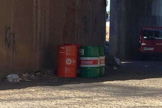 Bidones de aceite 'aparcan' en el canal de Ojos de Garza (Foto TA)